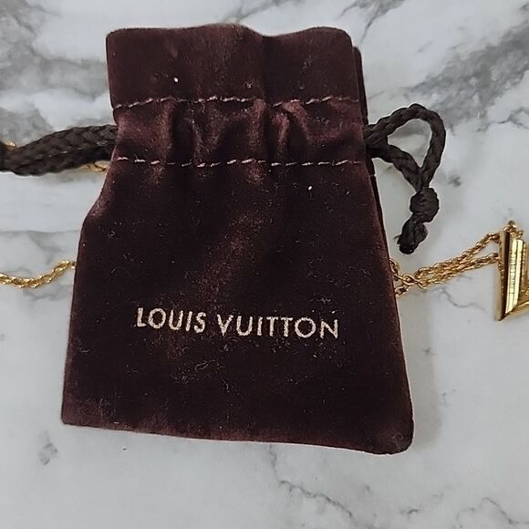 Authentic Louis Vuitton Essential V Gold Necklace - Picture 5 of 5